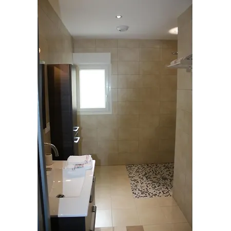 Moderne Avec Accès Indépendant, Proche Centre-ville Et Thermes, Terrasse Et équipements Inclus - Fr-1-589-57 Contrexéville